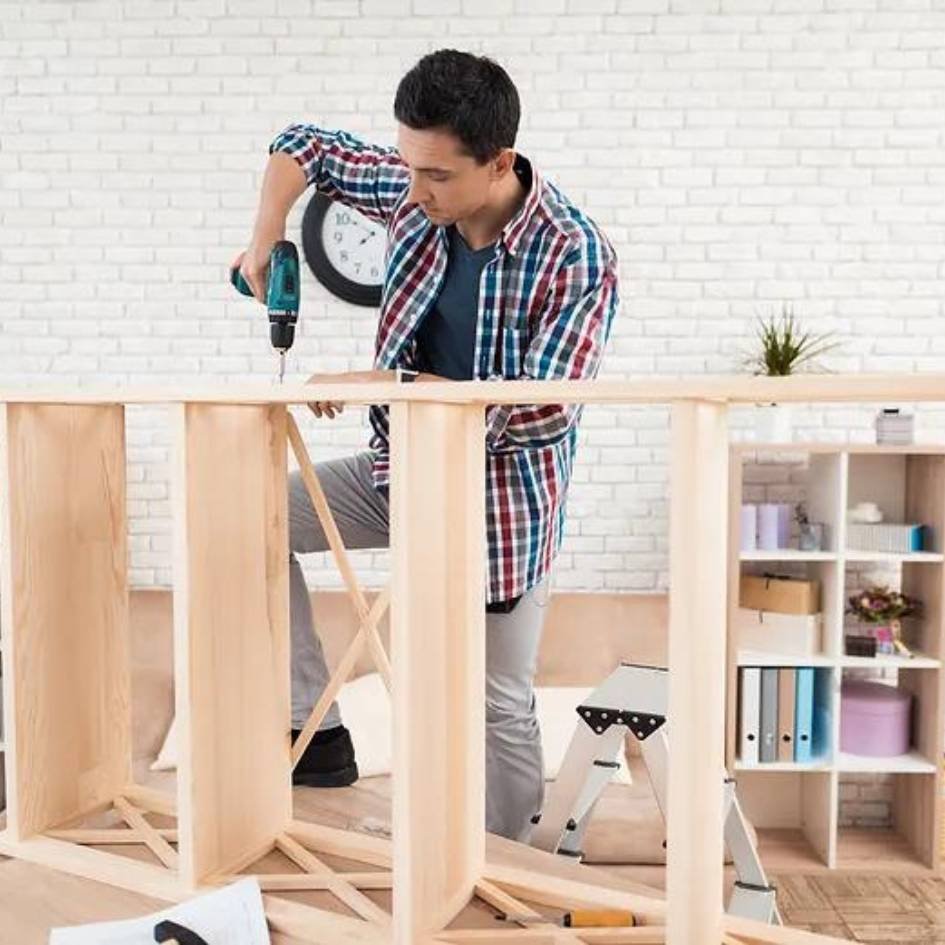 فريق فنيين متخصصين في فك وتركيب الأثاث